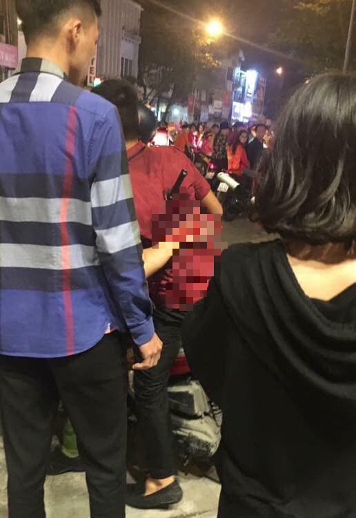 Mâu thuẫn trong lúc ngồi xem cổ động viên đi bão mừng chiến thắng của ĐT Việt Nam, nam thanh niên bị đâm nhập viện