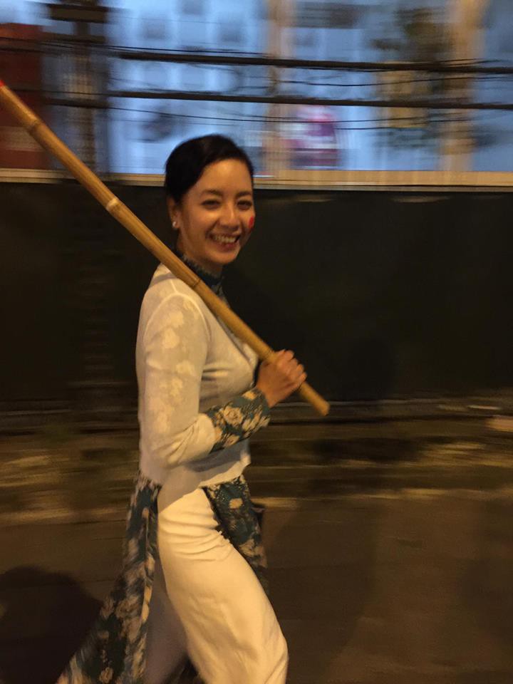 Câu chuyện đầy cảm xúc phía sau hình ảnh NSƯT Chiều Xuân diện áo dài, vác cờ đi bão đang hot nhất MXH