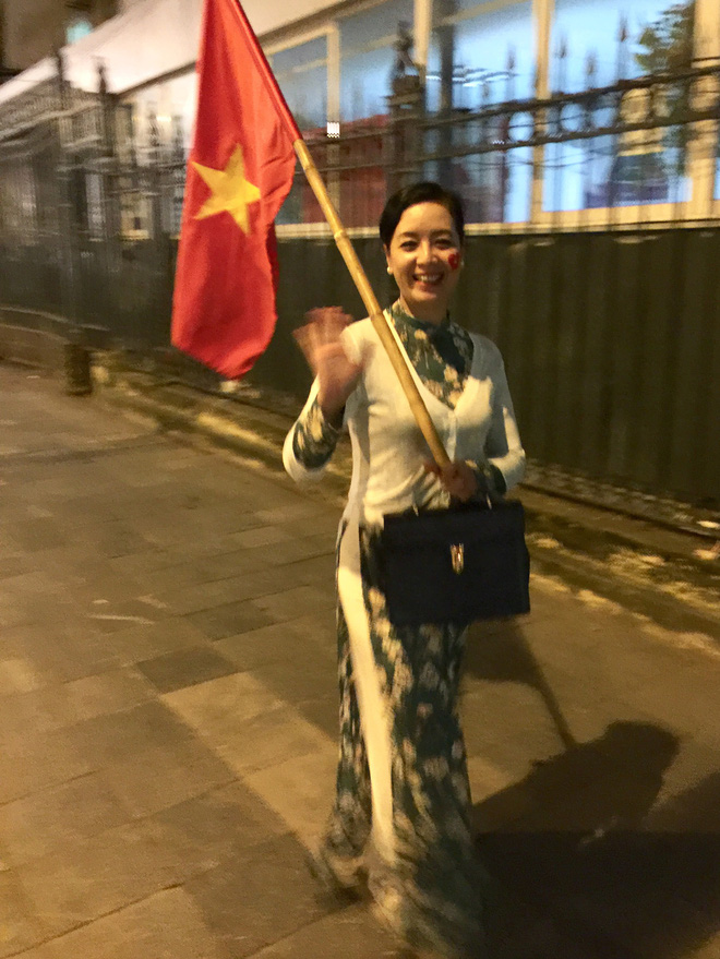 Câu chuyện đầy cảm xúc phía sau hình ảnh NSƯT Chiều Xuân diện áo dài, vác cờ đi bão đang hot nhất MXH