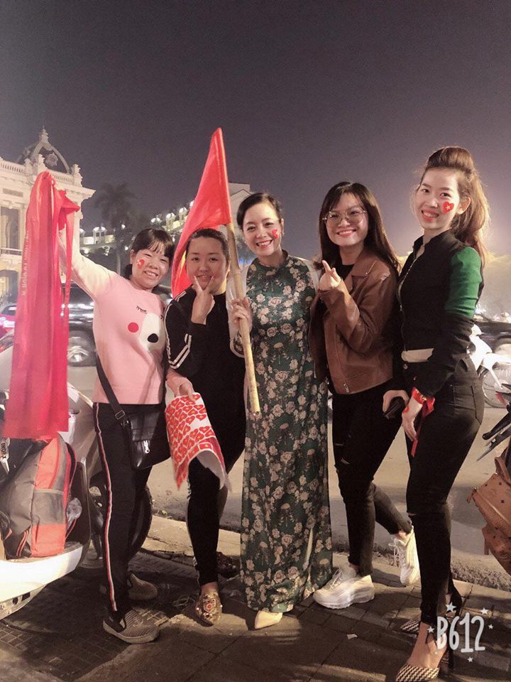 Câu chuyện đầy cảm xúc phía sau hình ảnh NSƯT Chiều Xuân diện áo dài, vác cờ đi bão đang hot nhất MXH