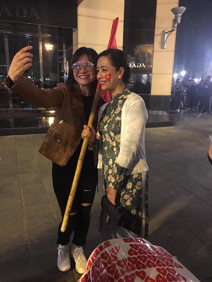 Câu chuyện đầy cảm xúc phía sau hình ảnh NSƯT Chiều Xuân diện áo dài, vác cờ đi bão đang hot nhất MXH