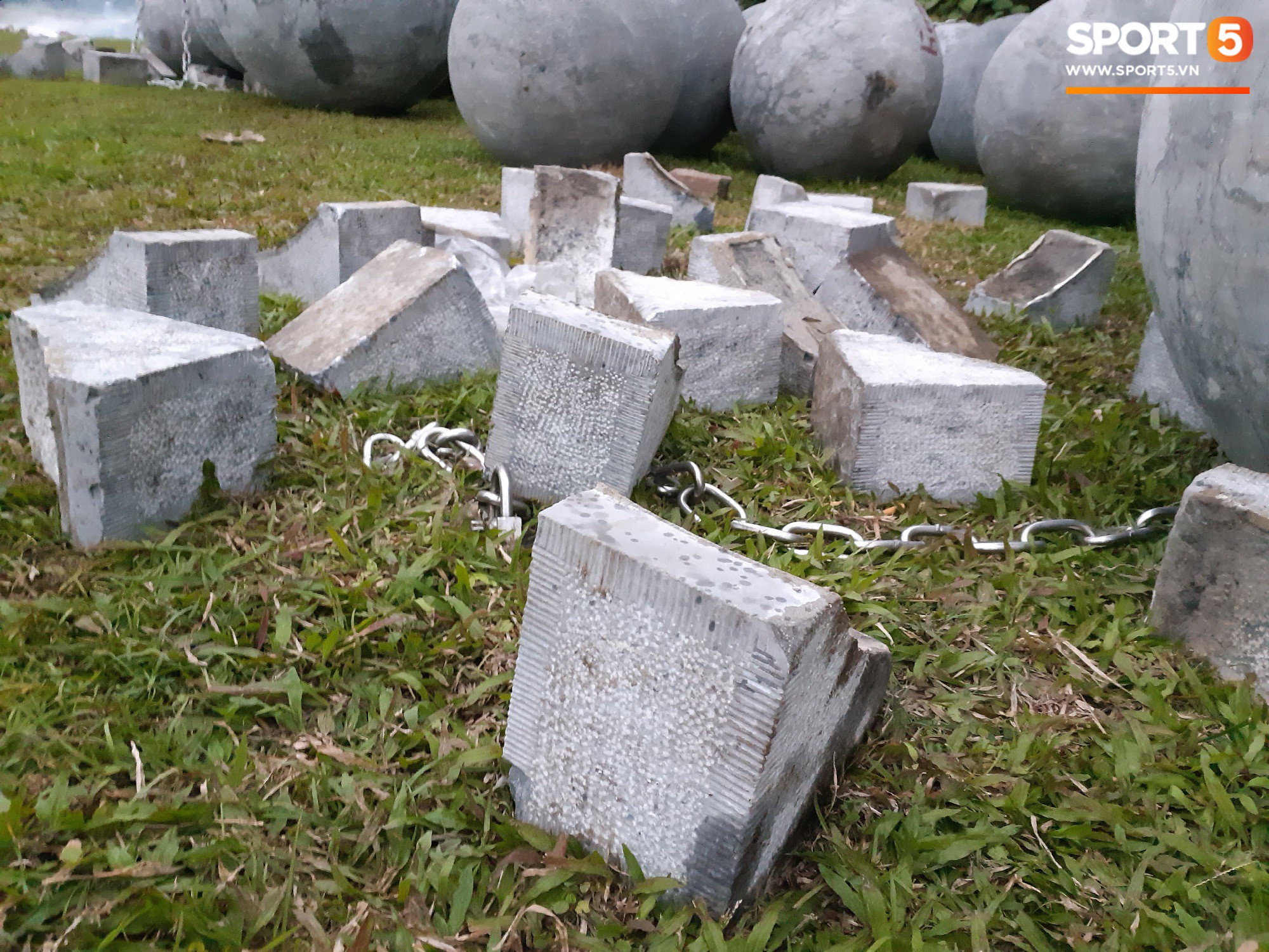 Đã tìm ra vị trí bí ẩn của 40 quả cầu đá sau khi bị di dời khỏi sân Mỹ Đình