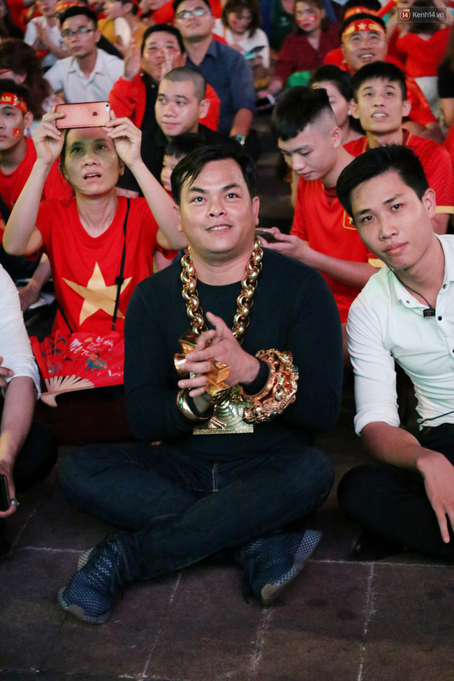 Đại gia ở phố đi bộ Nguyễn Huệ chia sẻ lý do đeo 13kg vàng trong lúc cổ vũ đội tuyển Việt Nam: Nghe theo thầy phong thủy phán