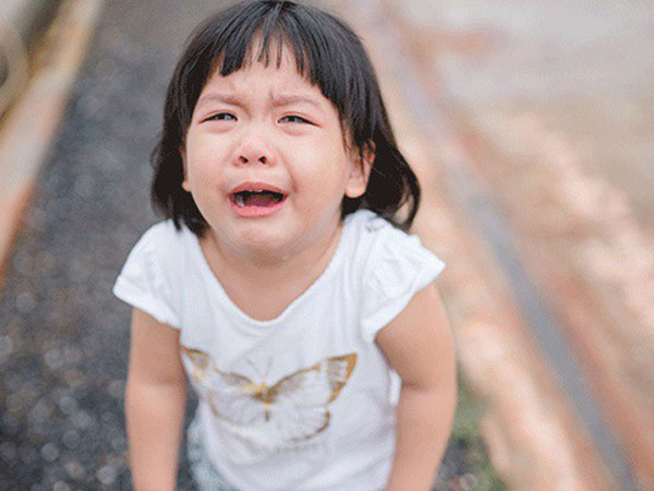 Bố mẹ đã nợ tôi một lời nói, chúng ta đừng như thế với con mình, tâm sự của người mẹ về cách dạy con khiến phụ huynh thức tỉnh