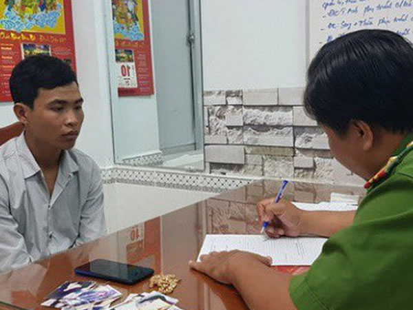 Giả công an để lừa tình rồi quay clip nóng tống tiền các cô gái