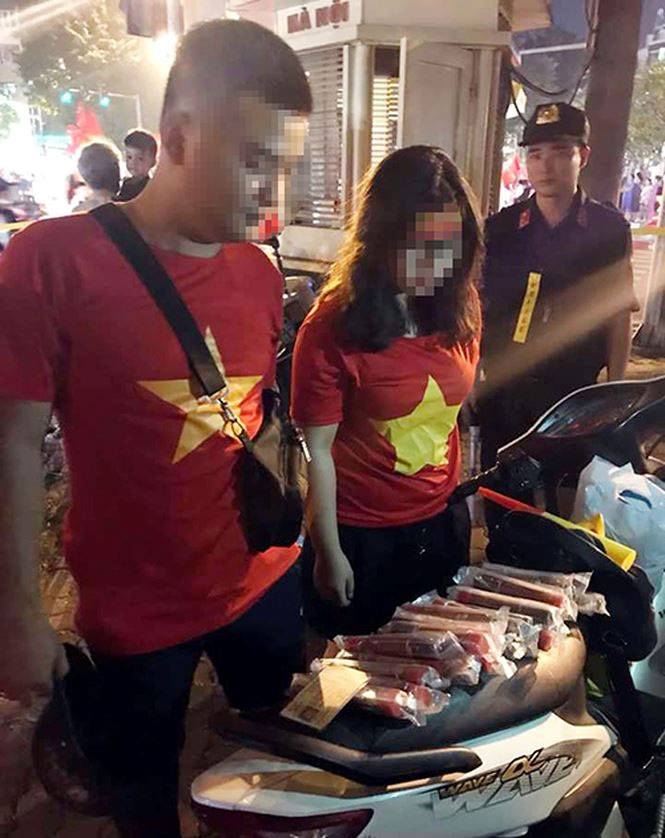 Đôi nam nữ mang hơn 30 quả pháo đi cổ vũ bóng đá sau trận bán kết