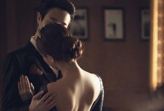 Bất ngờ trở về sau chuyến công tác, điếng người phát hiện bí mật của vợ bên nhà hàng xóm