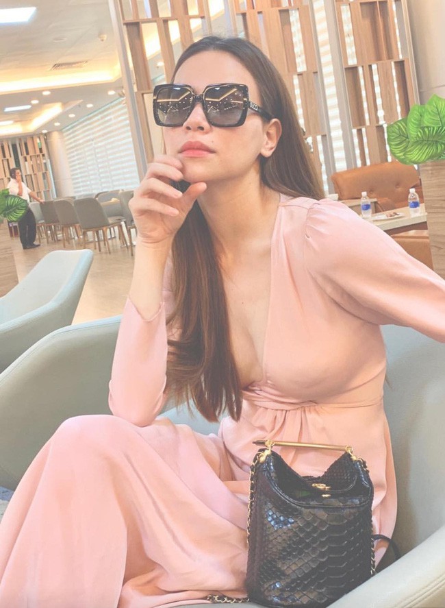 Ngoài những ca mặc rườm rà, top sao mặc xấu tháng 11 nhức mắt người nhìn với những bộ cánh xuyên thấu, ngắn cũn