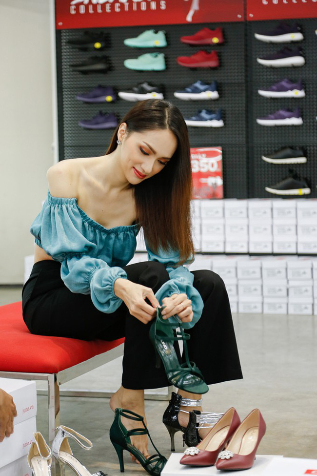 Ngoài những ca mặc rườm rà, top sao mặc xấu tháng 11 nhức mắt người nhìn với những bộ cánh xuyên thấu, ngắn cũn