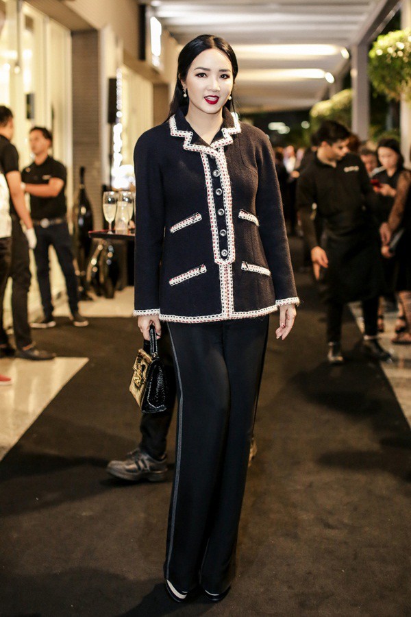 Ngoài những ca mặc rườm rà, top sao mặc xấu tháng 11 nhức mắt người nhìn với những bộ cánh xuyên thấu, ngắn cũn