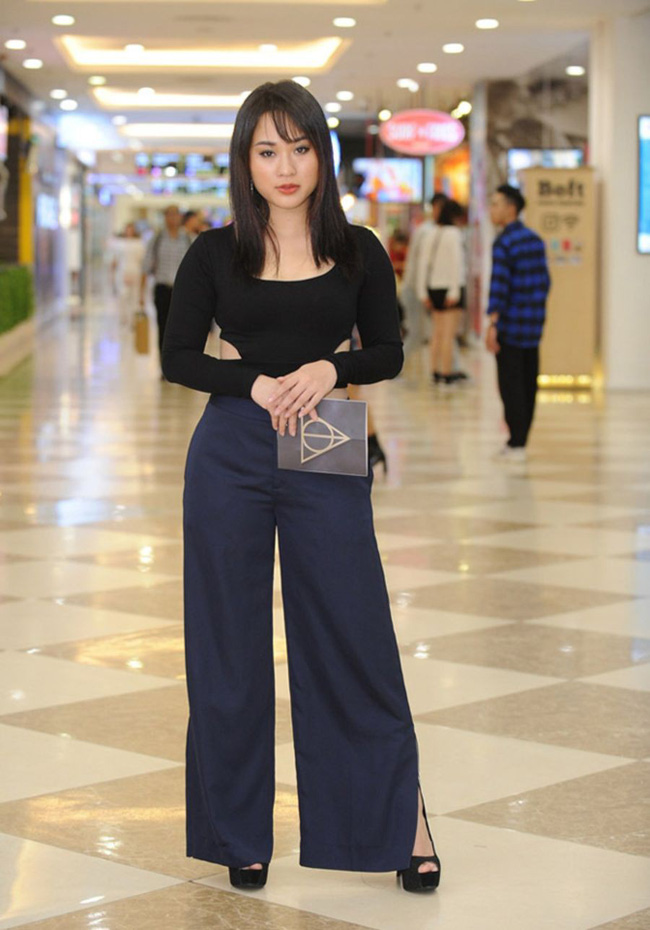 Ngoài những ca mặc rườm rà, top sao mặc xấu tháng 11 nhức mắt người nhìn với những bộ cánh xuyên thấu, ngắn cũn