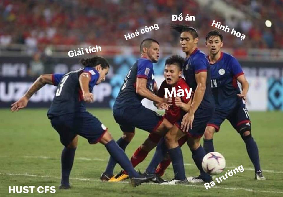 Bức ảnh Quang Hải bị 4 cầu thủ Philippines chèn ép trở thành cảm hứng chế hot nhất của học sinh, sinh viên đêm nay!