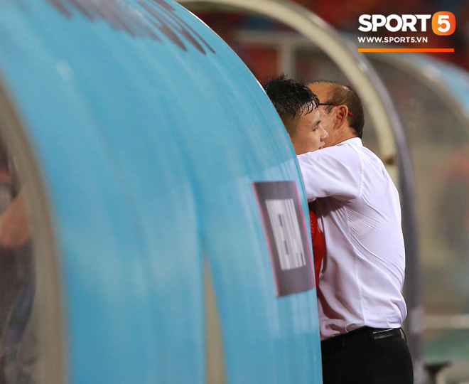 Thấy HLV Park Hang-seo đứng lặng một mình ở khu huấn luyện, Quang Hải chạy tới ôm hôn, chia vui cùng thầy