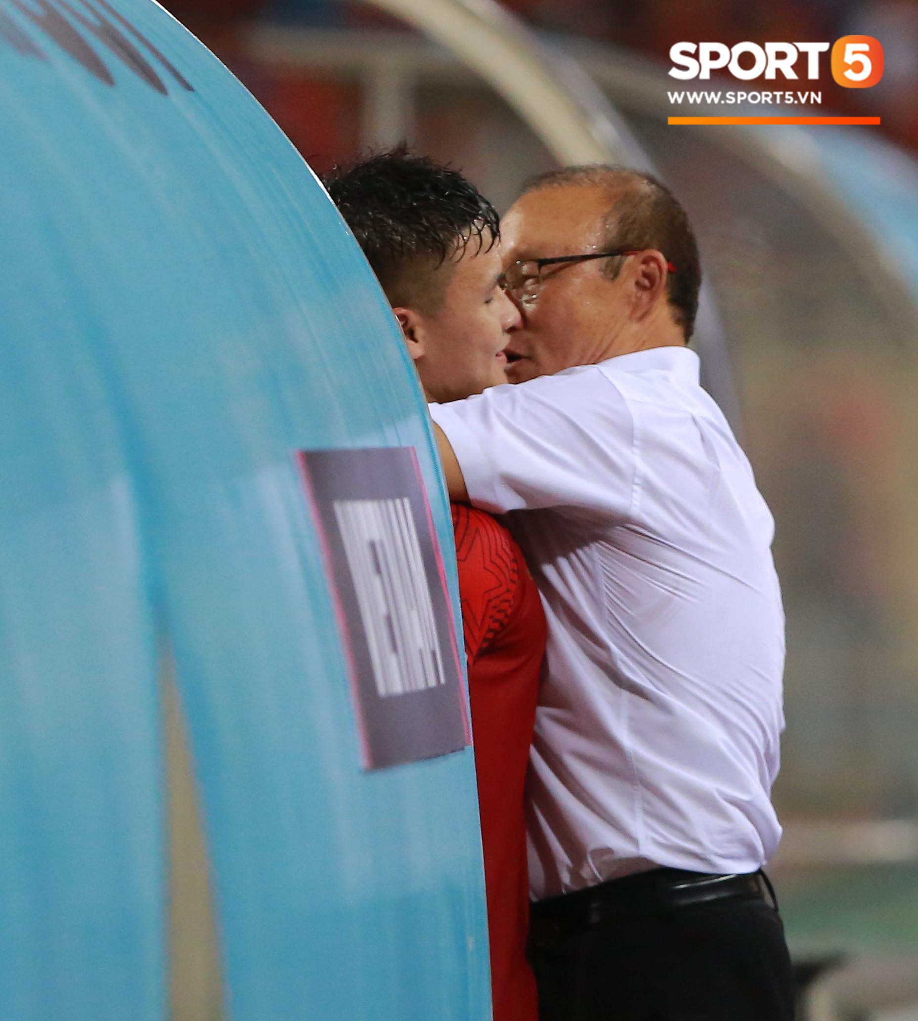 Thấy HLV Park Hang-seo đứng lặng một mình ở khu huấn luyện, Quang Hải chạy tới ôm hôn, chia vui cùng thầy