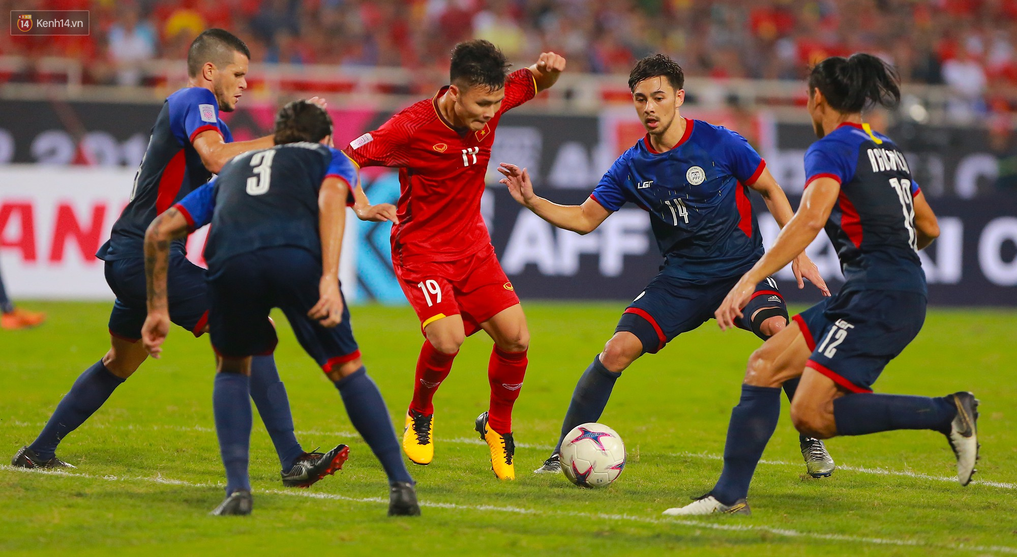 Thấy HLV Park Hang-seo đứng lặng một mình ở khu huấn luyện, Quang Hải chạy tới ôm hôn, chia vui cùng thầy