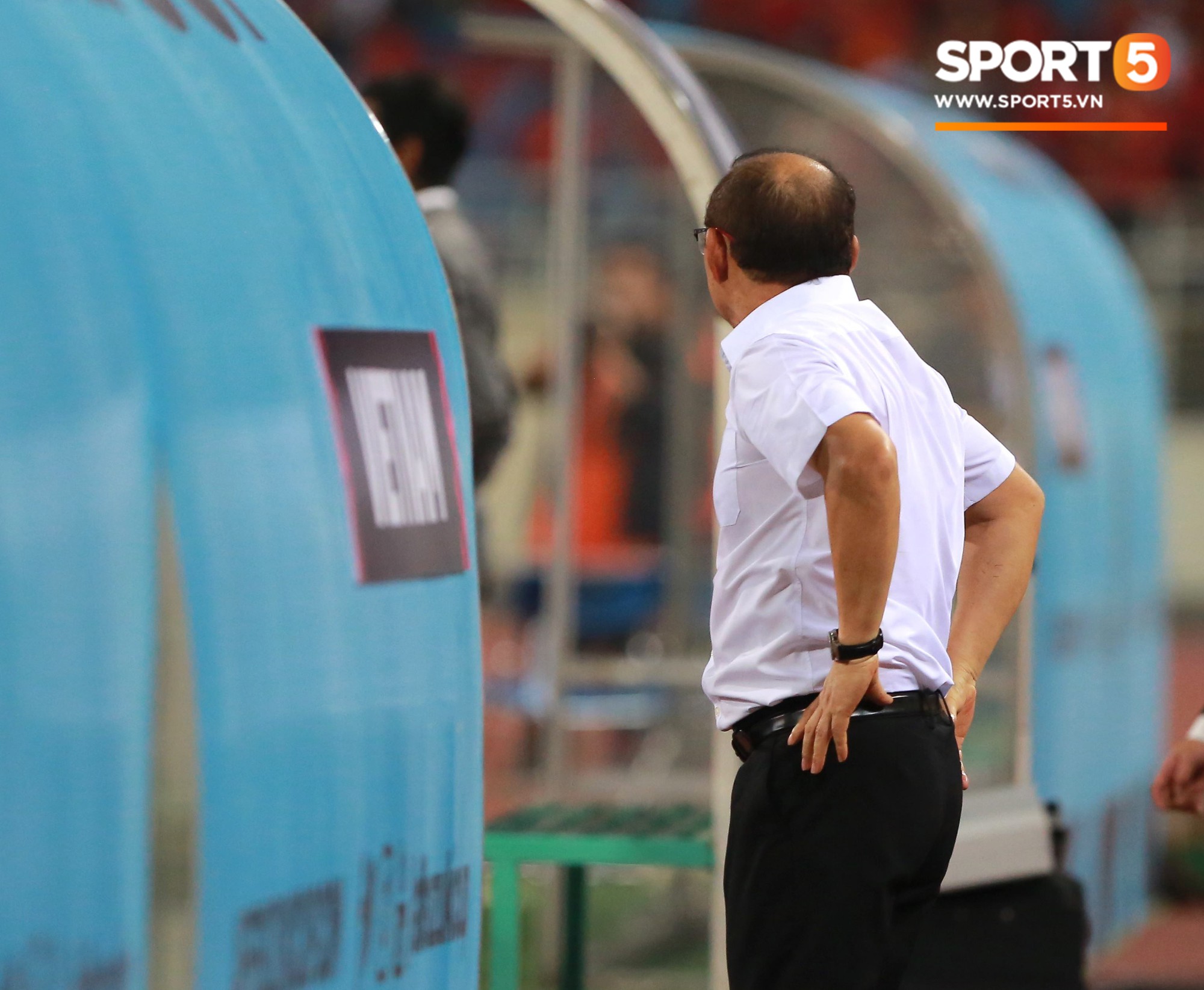 Thấy HLV Park Hang-seo đứng lặng một mình ở khu huấn luyện, Quang Hải chạy tới ôm hôn, chia vui cùng thầy