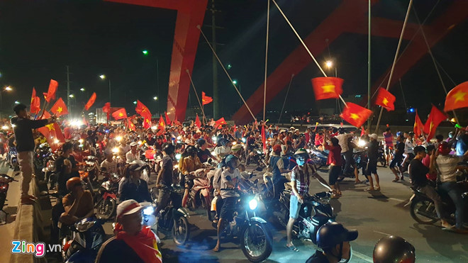 Người dân khắp nơi ra đường mừng Việt Nam vào chung kết AFF Cup Người dân khắp nơi ra đường mừng Việt Nam vào chung kết AFF Cup