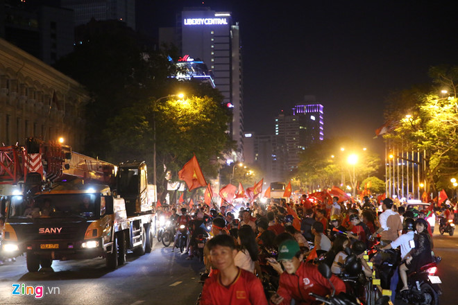 Người dân khắp nơi ra đường mừng Việt Nam vào chung kết AFF Cup Người dân khắp nơi ra đường mừng Việt Nam vào chung kết AFF Cup