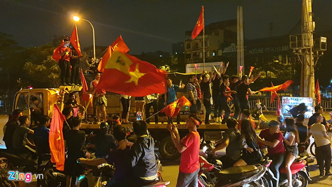 Người dân khắp nơi ra đường mừng Việt Nam vào chung kết AFF Cup