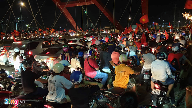 Người dân khắp nơi ra đường mừng Việt Nam vào chung kết AFF Cup Người dân khắp nơi ra đường mừng Việt Nam vào chung kết AFF Cup