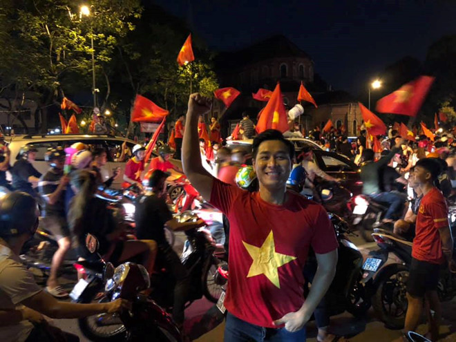 Sao Việt vỡ òa, rủ nhau đi bão sau khi Việt Nam vào chung kết AFF Cup