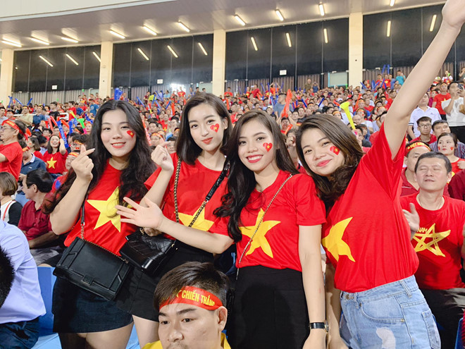 Sao Việt vỡ òa, rủ nhau đi bão sau khi Việt Nam vào chung kết AFF Cup