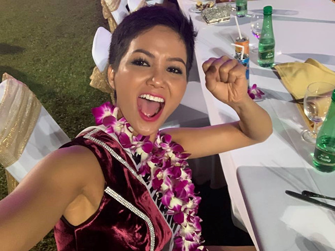 Sao Việt vỡ òa, rủ nhau đi bão sau khi Việt Nam vào chung kết AFF Cup