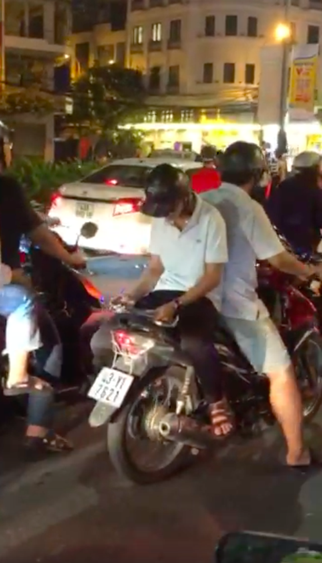 Nỗi lòng của sinh viên khi mùa thi lại trùng AFF Cup: Mang cả máy tính, sách vở theo để học nhưng không quên hô vang Việt Nam chiến thắng