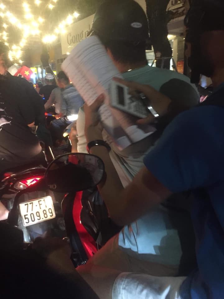 Nỗi lòng của sinh viên khi mùa thi lại trùng AFF Cup: Mang cả máy tính, sách vở theo để học nhưng không quên hô vang Việt Nam chiến thắng