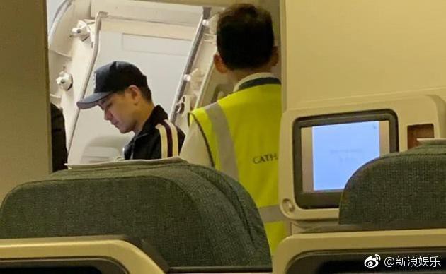 Bị tố dùng đặc quyền ngôi sao khiến máy bay cất cánh chậm 30 phút, Lâm Chí Dĩnh lên tiếng phân trần