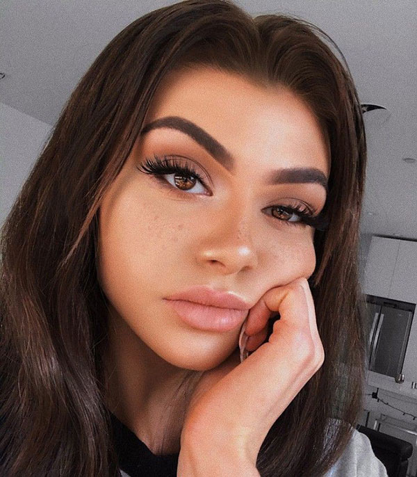 Năm 2019, cách kẻ lông mày sắc lẹm như thế này được cho là sẽ lui vào dĩ vãng, thay vào đó là một xu hướng đầy bất ngờ Năm 2019, cách kẻ lông mày sắc lẹm như thế này được cho là sẽ lui vào dĩ vãng, thay vào đó là một xu hướng đầy bất ngờ