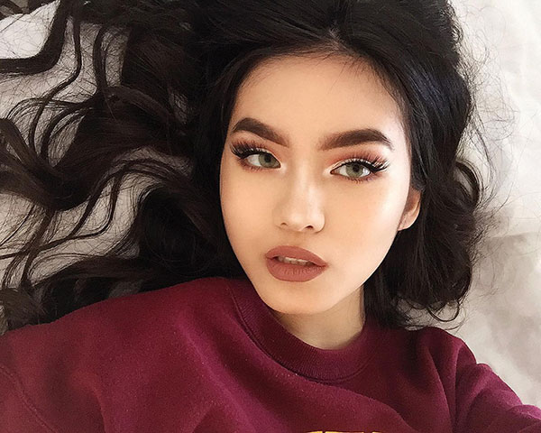 Năm 2019, cách kẻ lông mày sắc lẹm như thế này được cho là sẽ lui vào dĩ vãng, thay vào đó là một xu hướng đầy bất ngờ