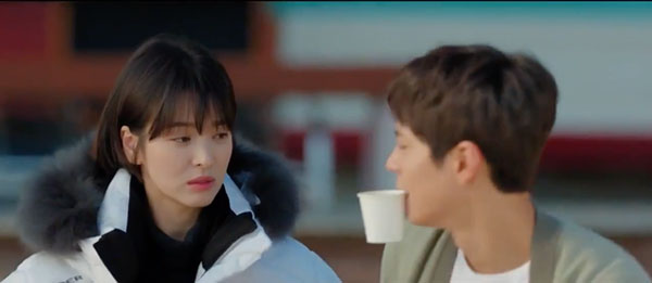 Mải mê ngắm trai trẻ, Song Hye Kyo tự gây tai nạn Mải mê ngắm trai trẻ, Song Hye Kyo tự gây tai nạn