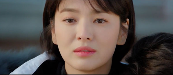 Mải mê ngắm trai trẻ, Song Hye Kyo tự gây tai nạn Mải mê ngắm trai trẻ, Song Hye Kyo tự gây tai nạn
