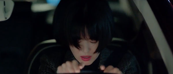 Mải mê ngắm trai trẻ, Song Hye Kyo tự gây tai nạn Mải mê ngắm trai trẻ, Song Hye Kyo tự gây tai nạn