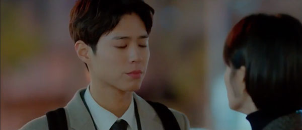 Mải mê ngắm trai trẻ, Song Hye Kyo tự gây tai nạn Mải mê ngắm trai trẻ, Song Hye Kyo tự gây tai nạn