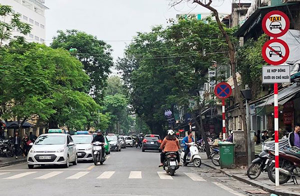 Lại tranh cãi việc quản Grab, Uber và taxi truyền thống