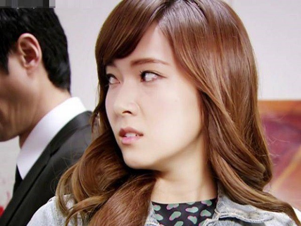 Chồng đi bão mừng đội nhà chiến thắng, vác về cả combo lũ, lốc, sóng thần khiến vợ khóc dở mếu dở