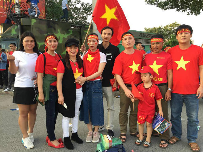 Sau khi con trai tỏa sáng, bố Công Phượng bắt vội chuyến xe đêm từ Hà Nội về quê