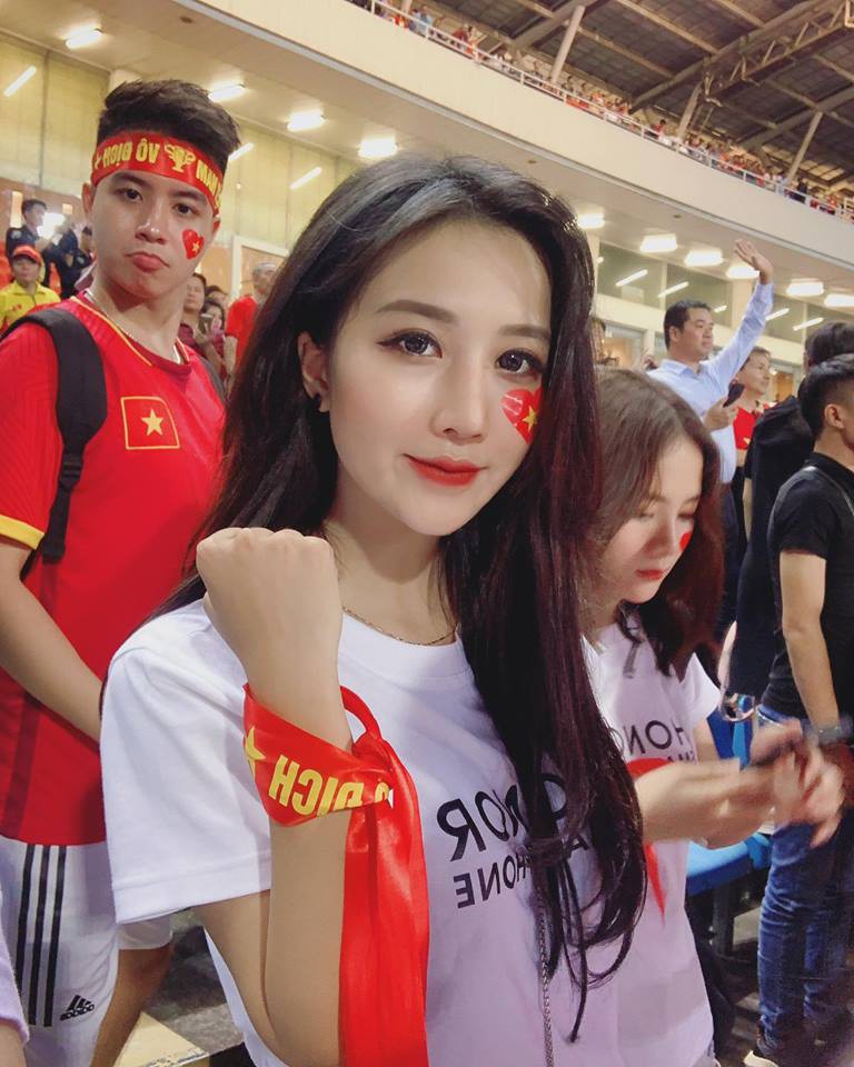 Khui info hội bạn thân xuất hiện giữa biển người trên sân Mỹ Đình vẫn nổi bần bật Khui info hội bạn thân xuất hiện giữa biển người trên sân Mỹ Đình vẫn nổi bần bật