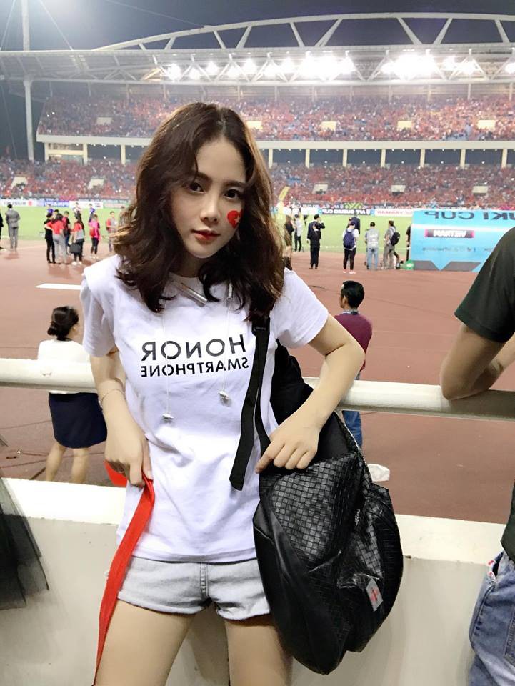 Khui info hội bạn thân xuất hiện giữa biển người trên sân Mỹ Đình vẫn nổi bần bật Khui info hội bạn thân xuất hiện giữa biển người trên sân Mỹ Đình vẫn nổi bần bật