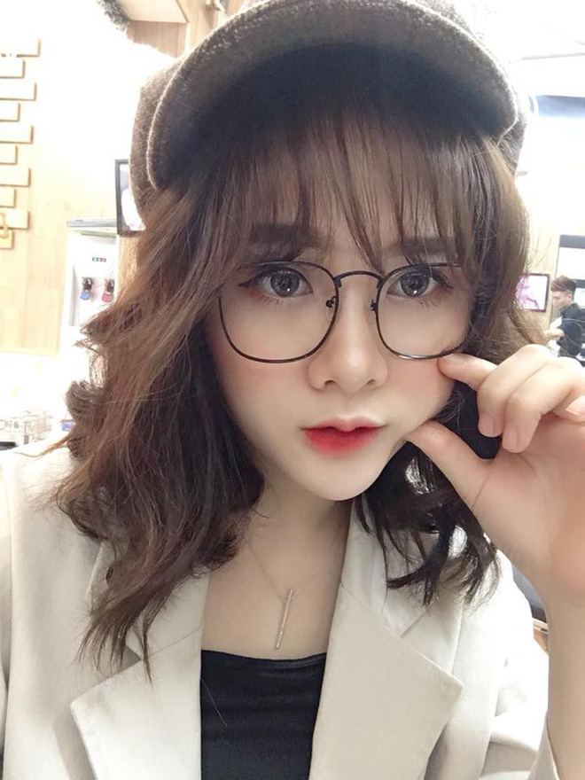 Khui info hội bạn thân xuất hiện giữa biển người trên sân Mỹ Đình vẫn nổi bần bật Khui info hội bạn thân xuất hiện giữa biển người trên sân Mỹ Đình vẫn nổi bần bật