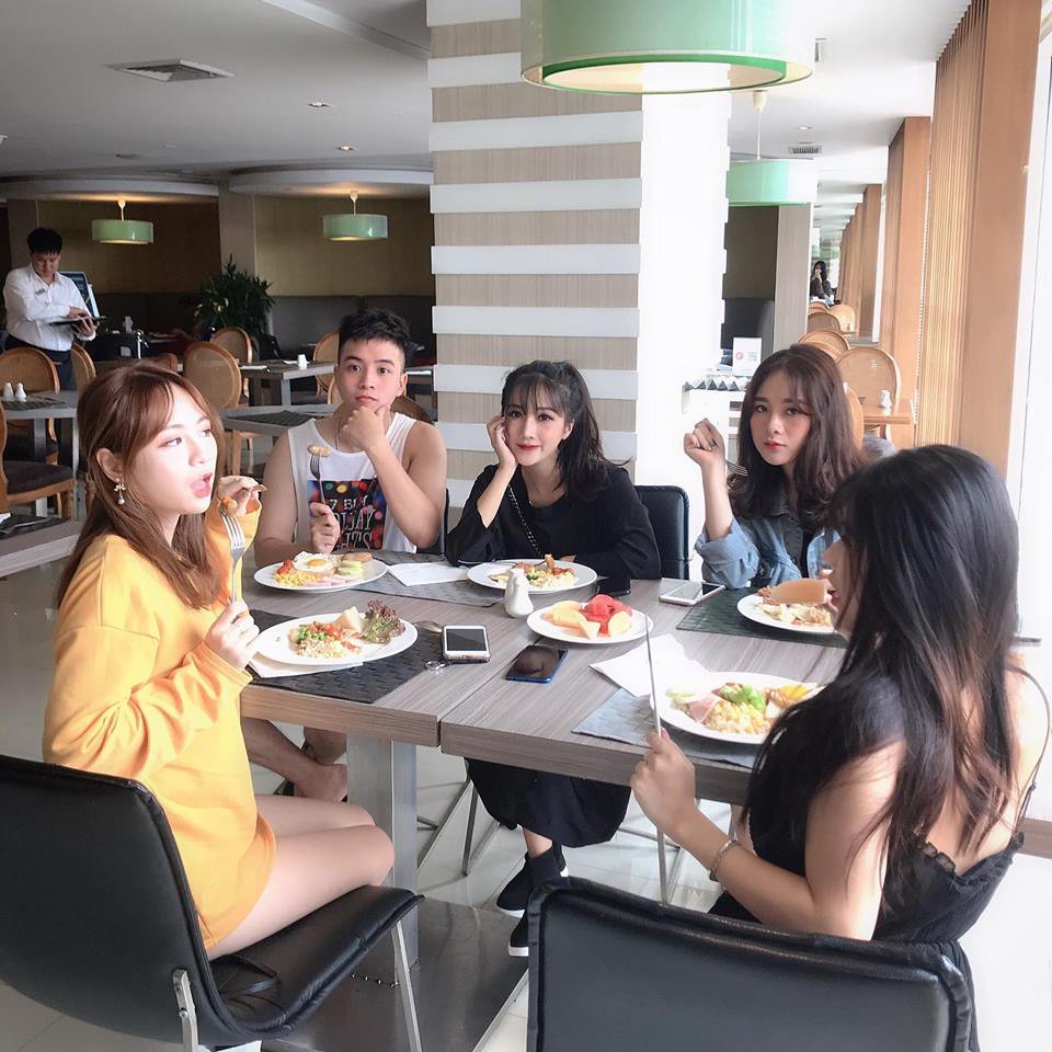 Khui info hội bạn thân xuất hiện giữa biển người trên sân Mỹ Đình vẫn nổi bần bật Khui info hội bạn thân xuất hiện giữa biển người trên sân Mỹ Đình vẫn nổi bần bật