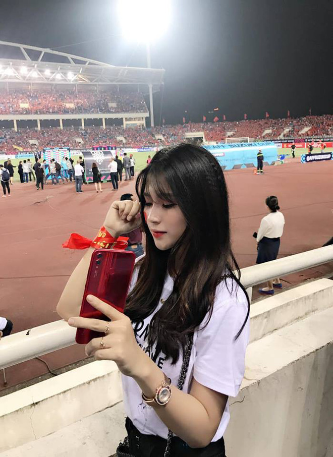Khui info hội bạn thân xuất hiện giữa biển người trên sân Mỹ Đình vẫn nổi bần bật Khui info hội bạn thân xuất hiện giữa biển người trên sân Mỹ Đình vẫn nổi bần bật