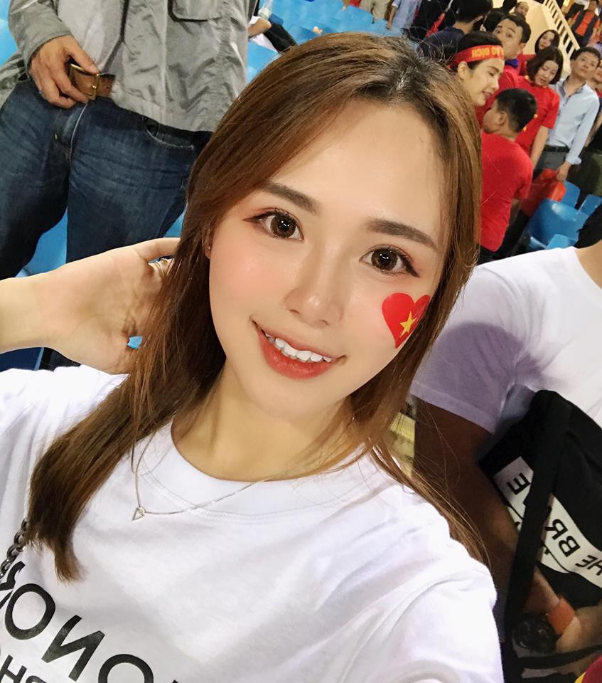 Khui info hội bạn thân xuất hiện giữa biển người trên sân Mỹ Đình vẫn nổi bần bật Khui info hội bạn thân xuất hiện giữa biển người trên sân Mỹ Đình vẫn nổi bần bật