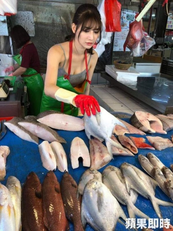 9X xinh đẹp bỗng dưng nổi tiếng sau một lần bán cá phụ mẹ ở chợ 9X xinh đẹp bỗng dưng nổi tiếng sau một lần bán cá phụ mẹ ở chợ