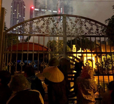 Đình làng ở Dịch Vọng cháy lớn do thắp hương ngày đầu tháng