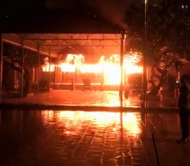 Đình làng ở Dịch Vọng cháy lớn do thắp hương ngày đầu tháng