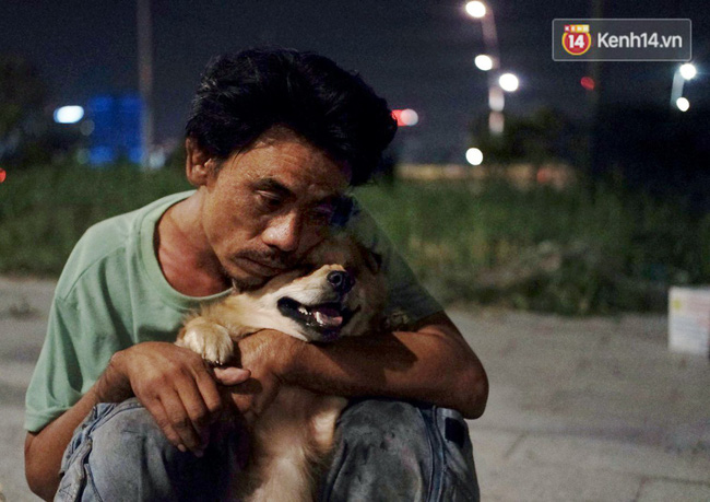 Điều kỳ diệu đã xuất hiện: Chú chó mù trở về bên anh đánh giày câm sau hơn nửa tháng mất tích