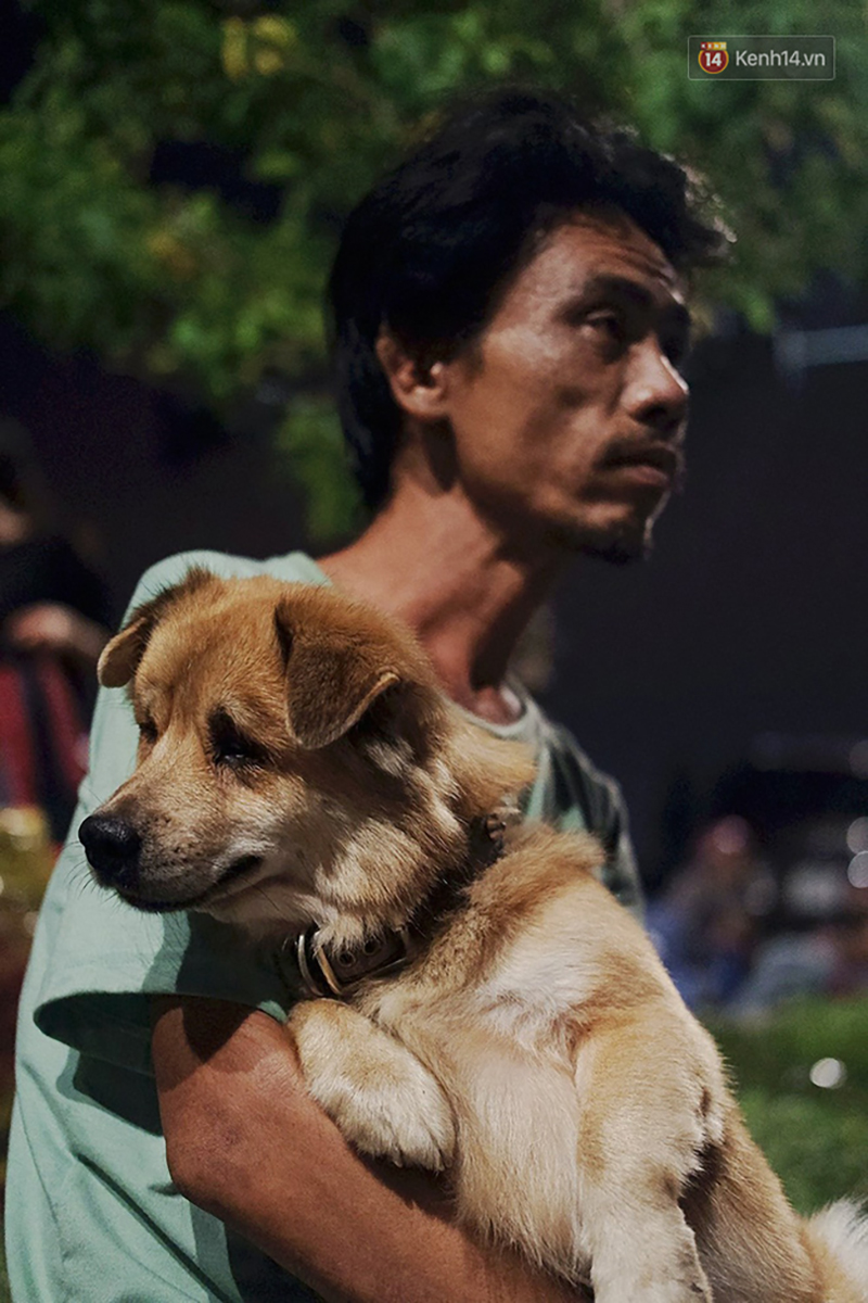 Điều kỳ diệu đã xuất hiện: Chú chó mù trở về bên anh đánh giày câm sau hơn nửa tháng mất tích